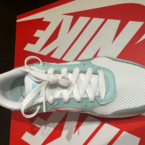 Nike jade ice red woman’s shoes running/Training - Picture 2 of 3